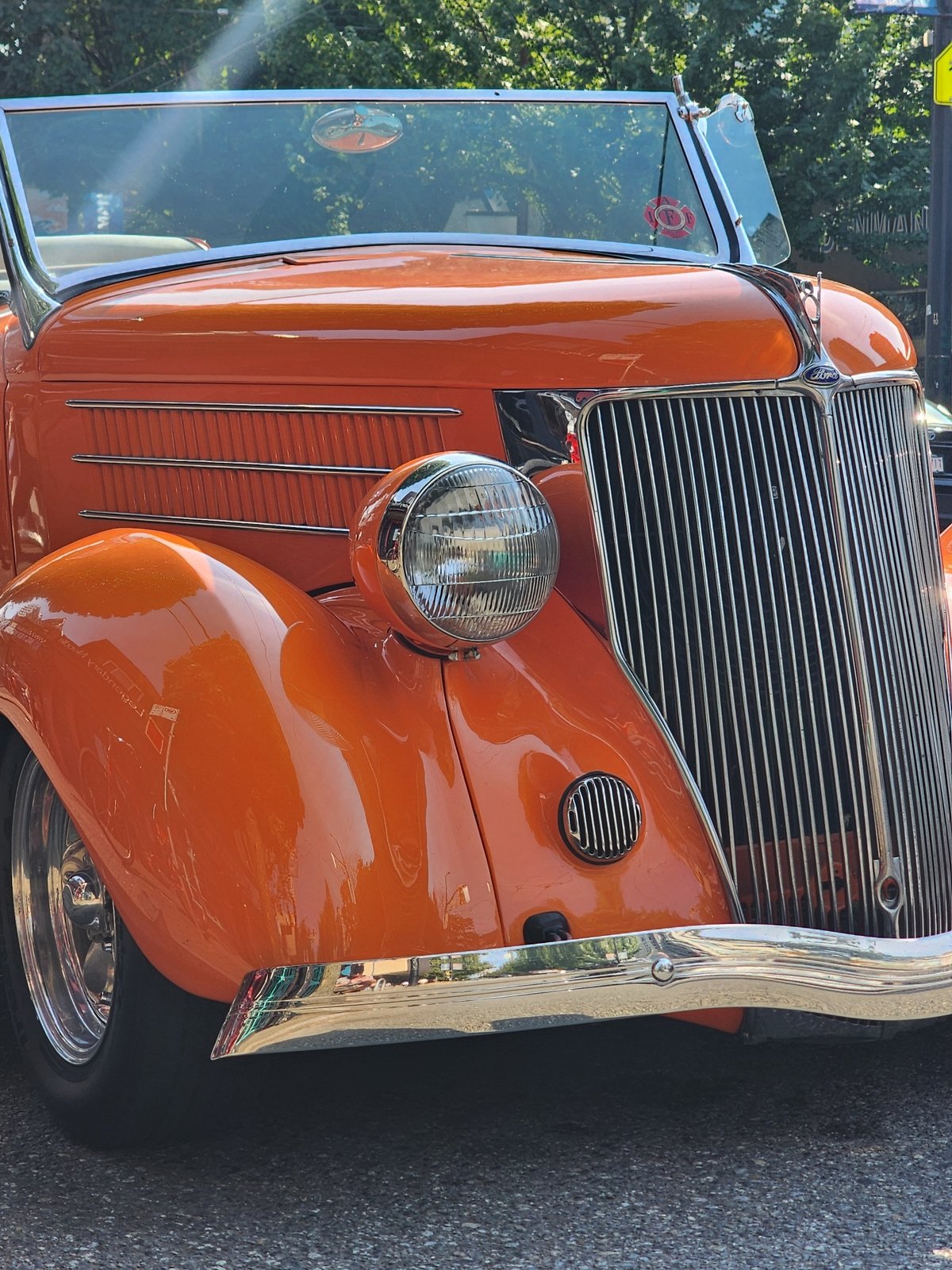 Classic cars, public sculptures, and city architecture in one set