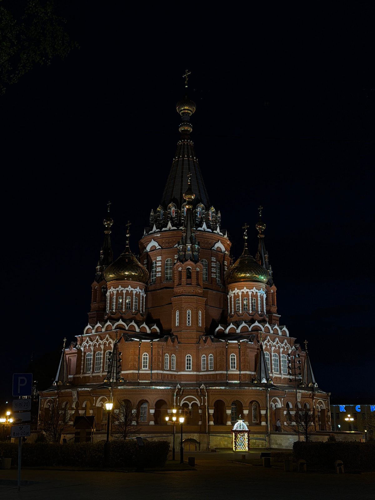 Woman documents evening tour of Izhevsk cultural sites