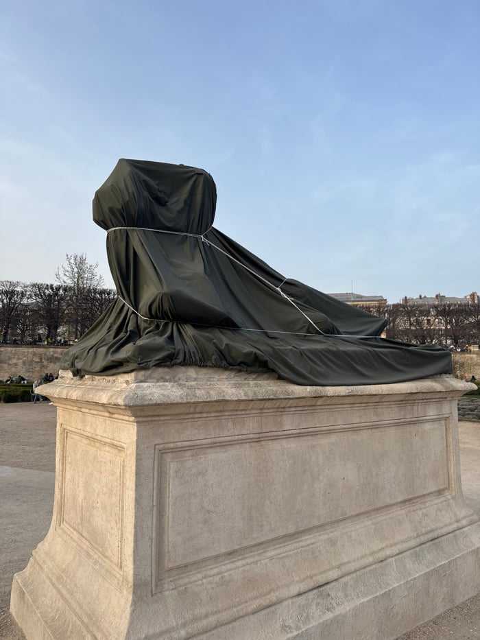 Tourist documents afternoon scenes across central Paris landmarks
