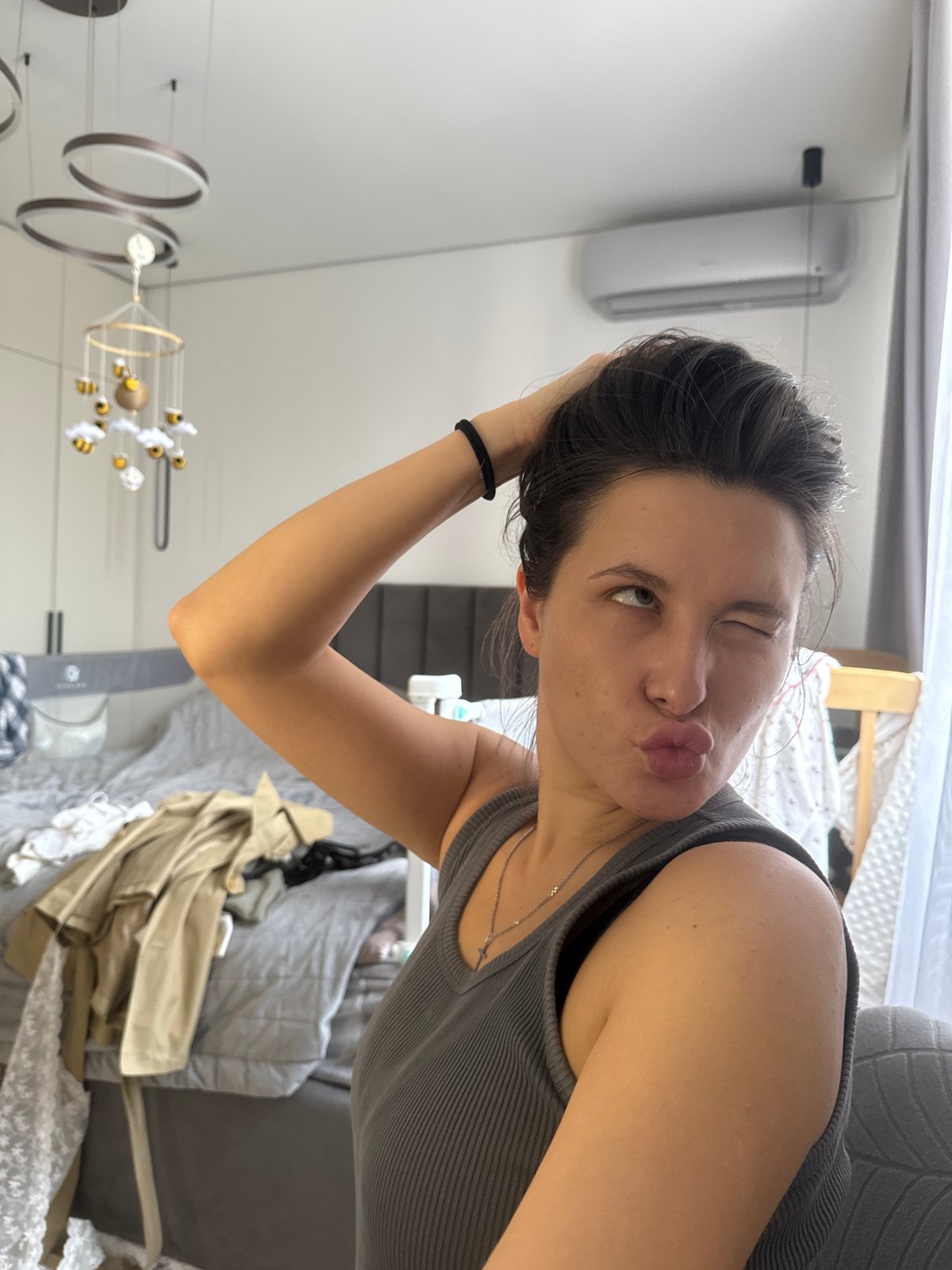 Woman takes selfies, applies makeup in Odintsovo bedroom