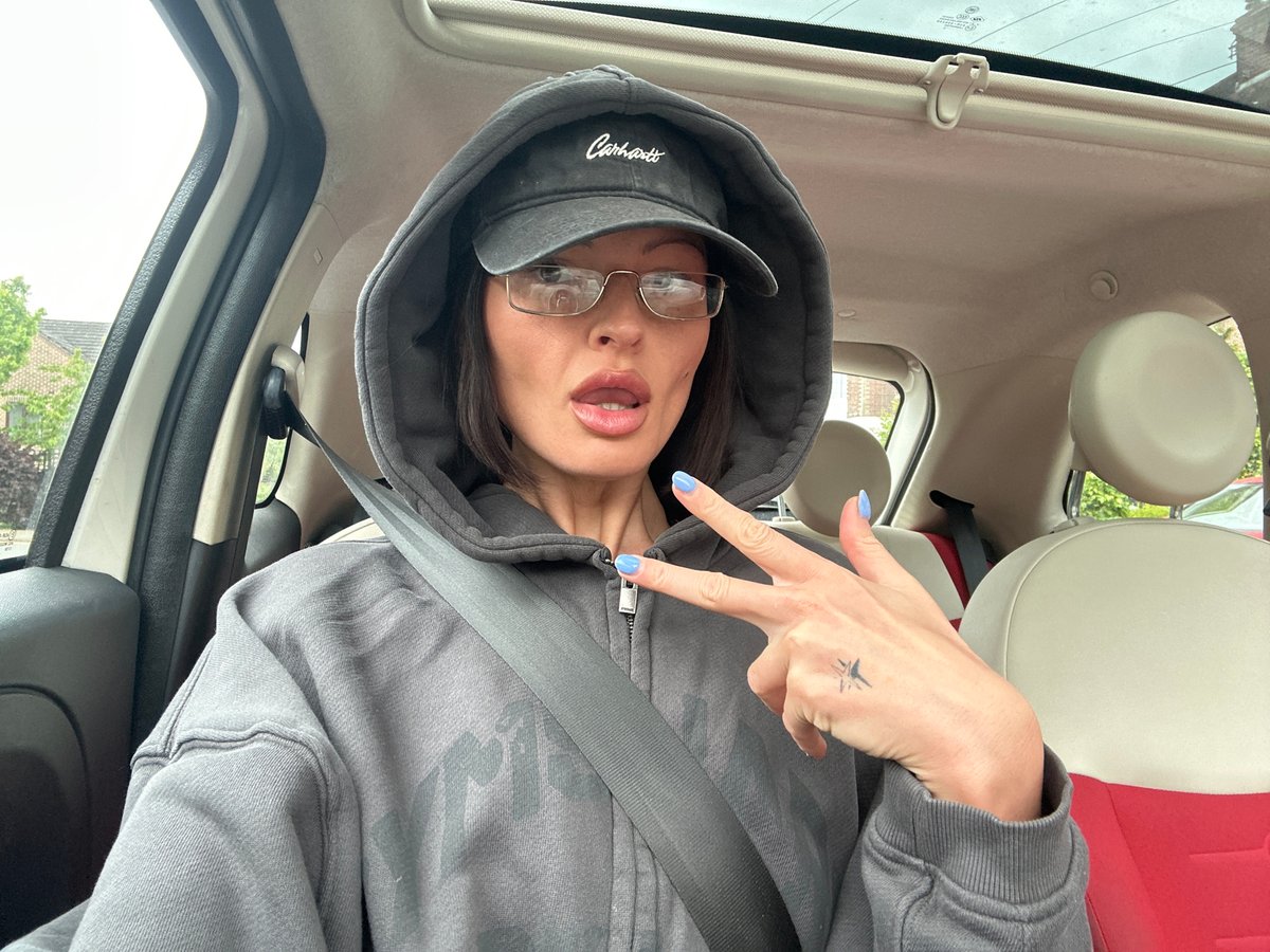 Woman with blue nails, tattoo spotted driving in Tunbridge Wells