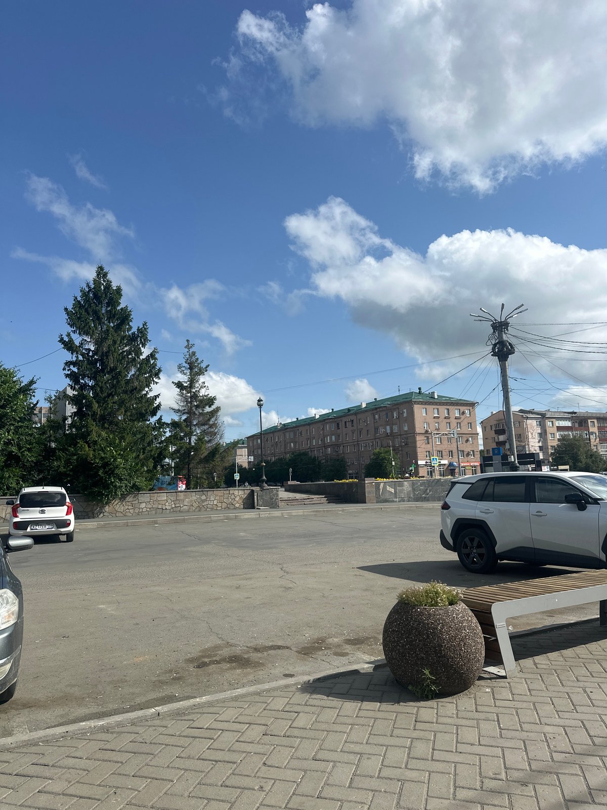 Street-level snapshots around a shopping district in Orsk, Russia