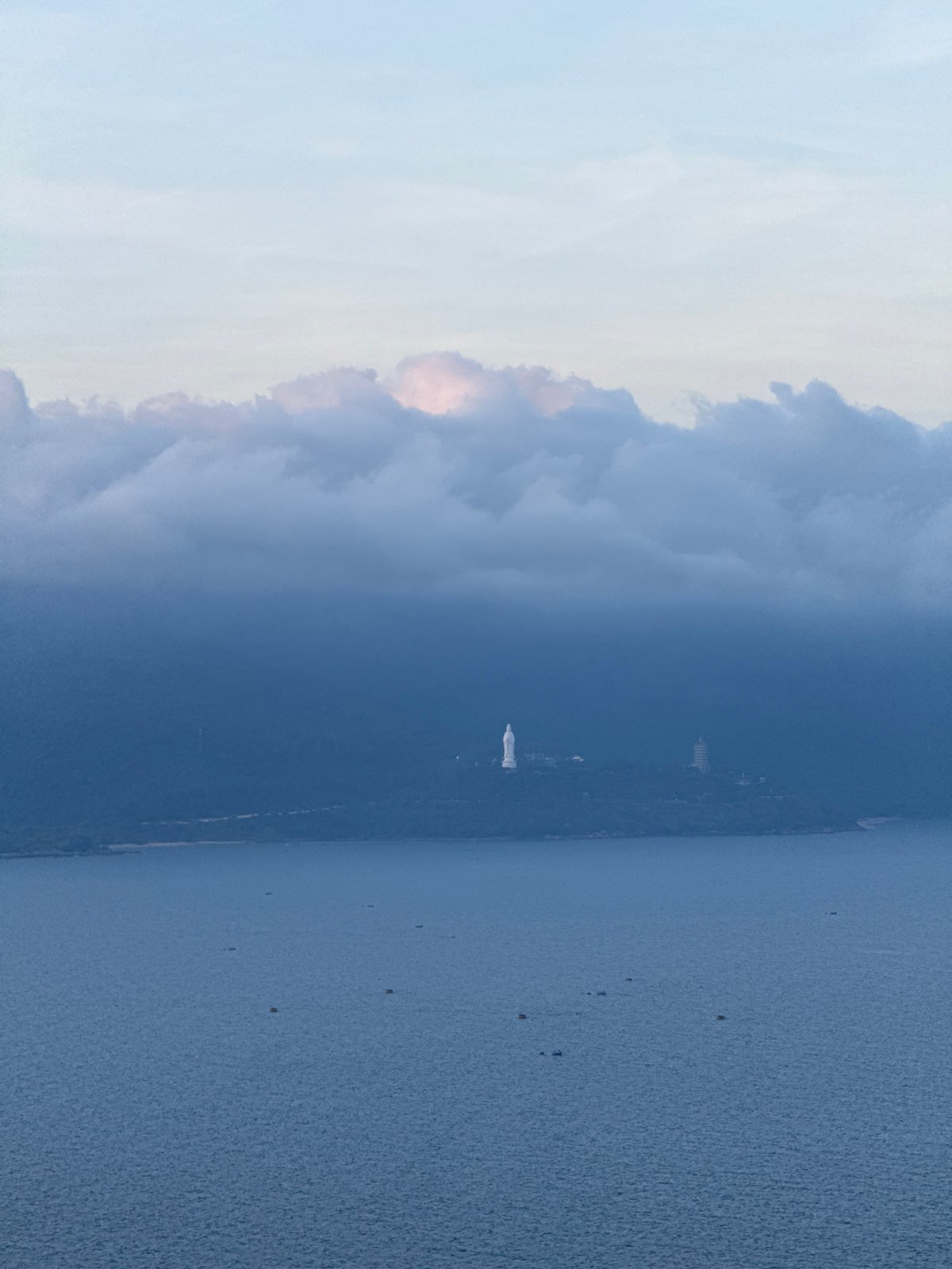 Da Nang coastal scenes, food, and city views