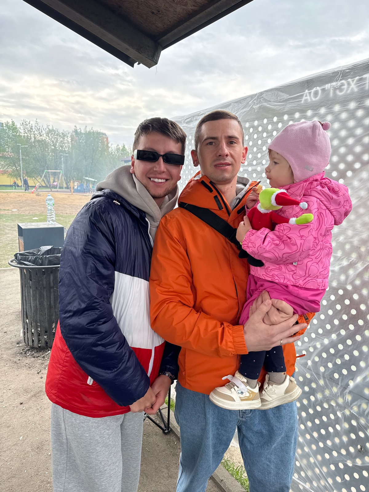 Families gather for spring barbecue in Moscow park