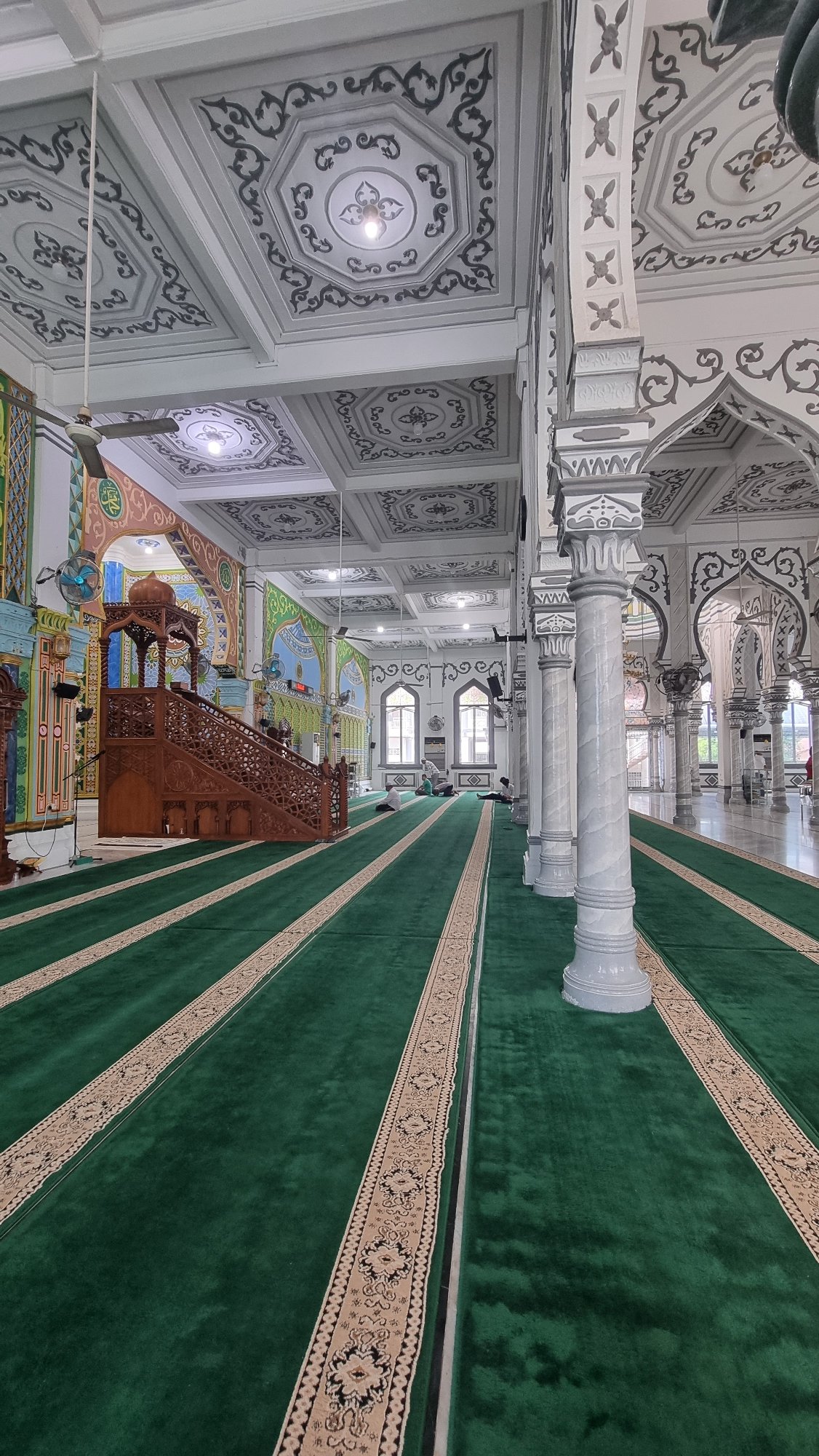 Inside and outside Masjid Al-Munawarah, Keudekruenggeukueh