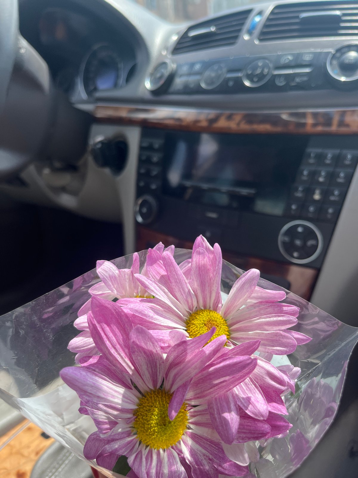 Father, daughter share flower bouquet moment in Burgas car