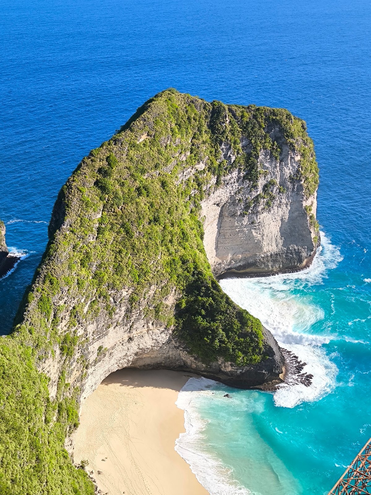 Tourist captures scenic views of Kelingking Beach, Nusa Penida