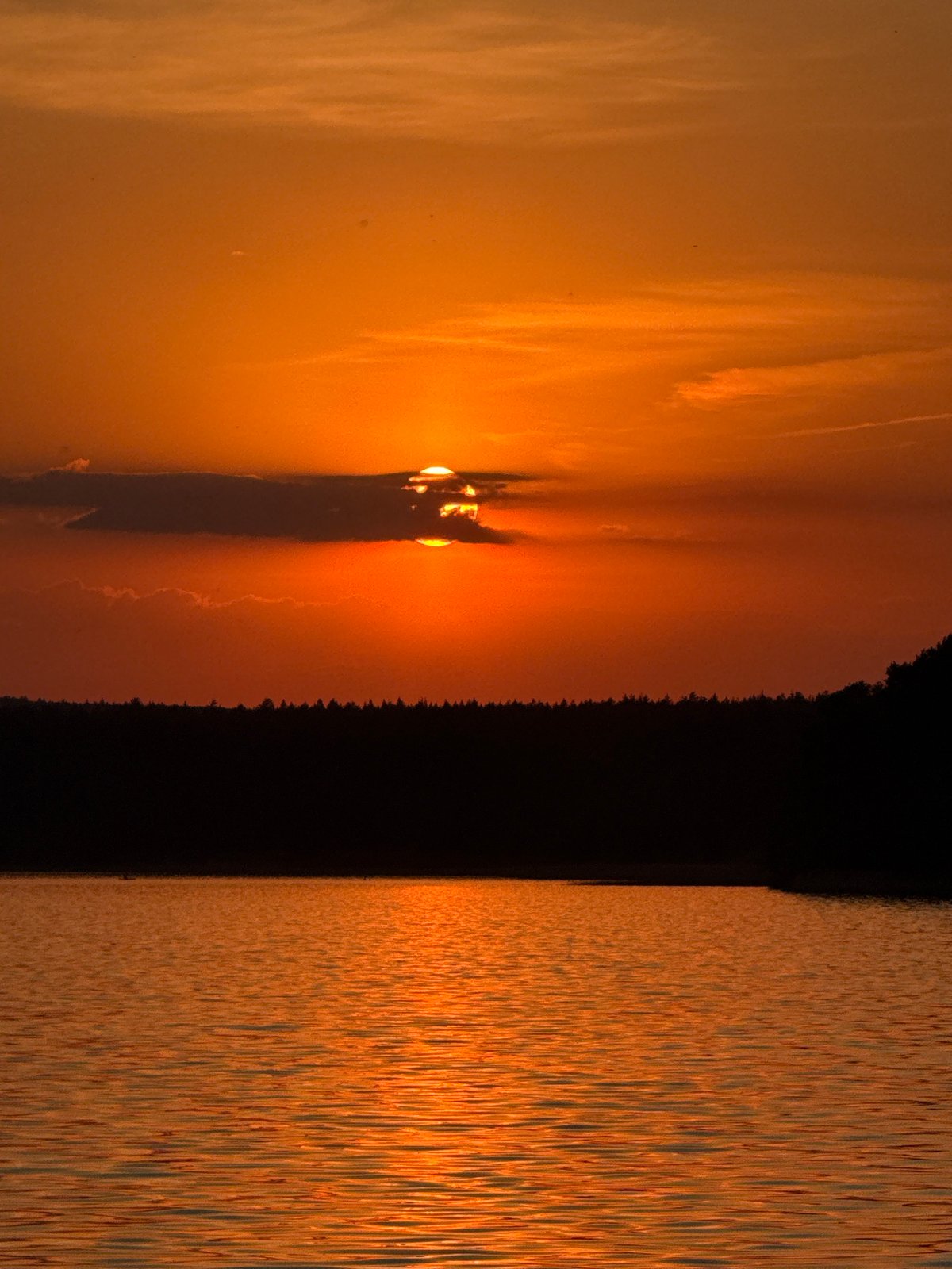 Sunset over Votkinsk Reservoir draws witnesses, child observer