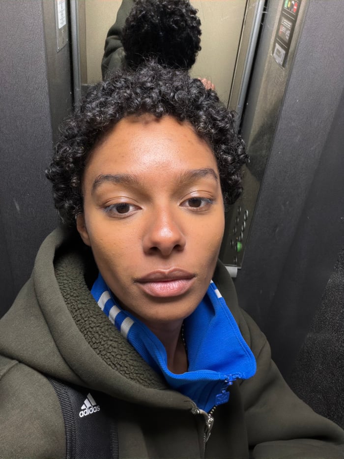 Person photographed twice in Paris elevator area within minutes