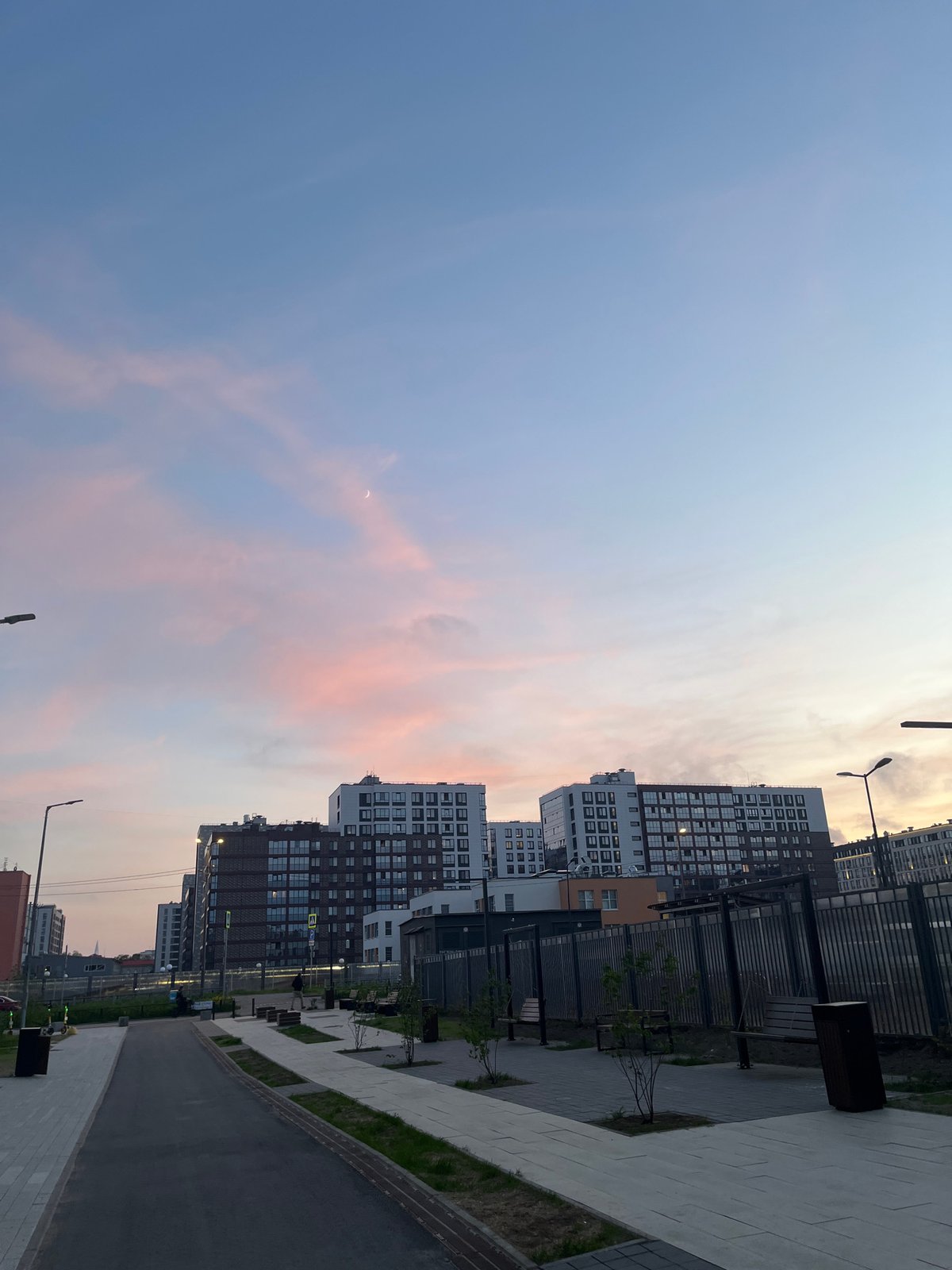 Everyday life documented across Saint Petersburg neighborhoods Tuesday evening