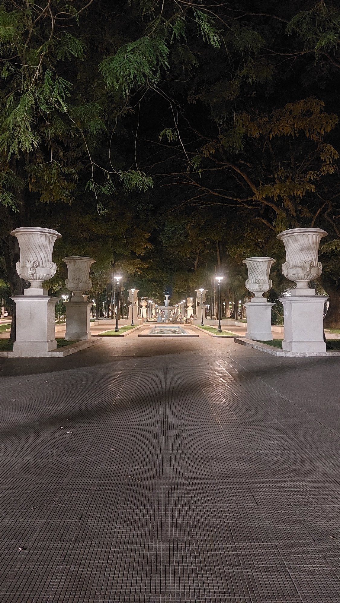 Nighttime documentation of Neptune fountain at Plaza Venezuela, Caracas