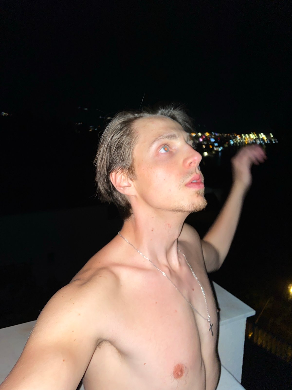 Evening scenes captured in Šušanj: man on ledge, gecko indoors