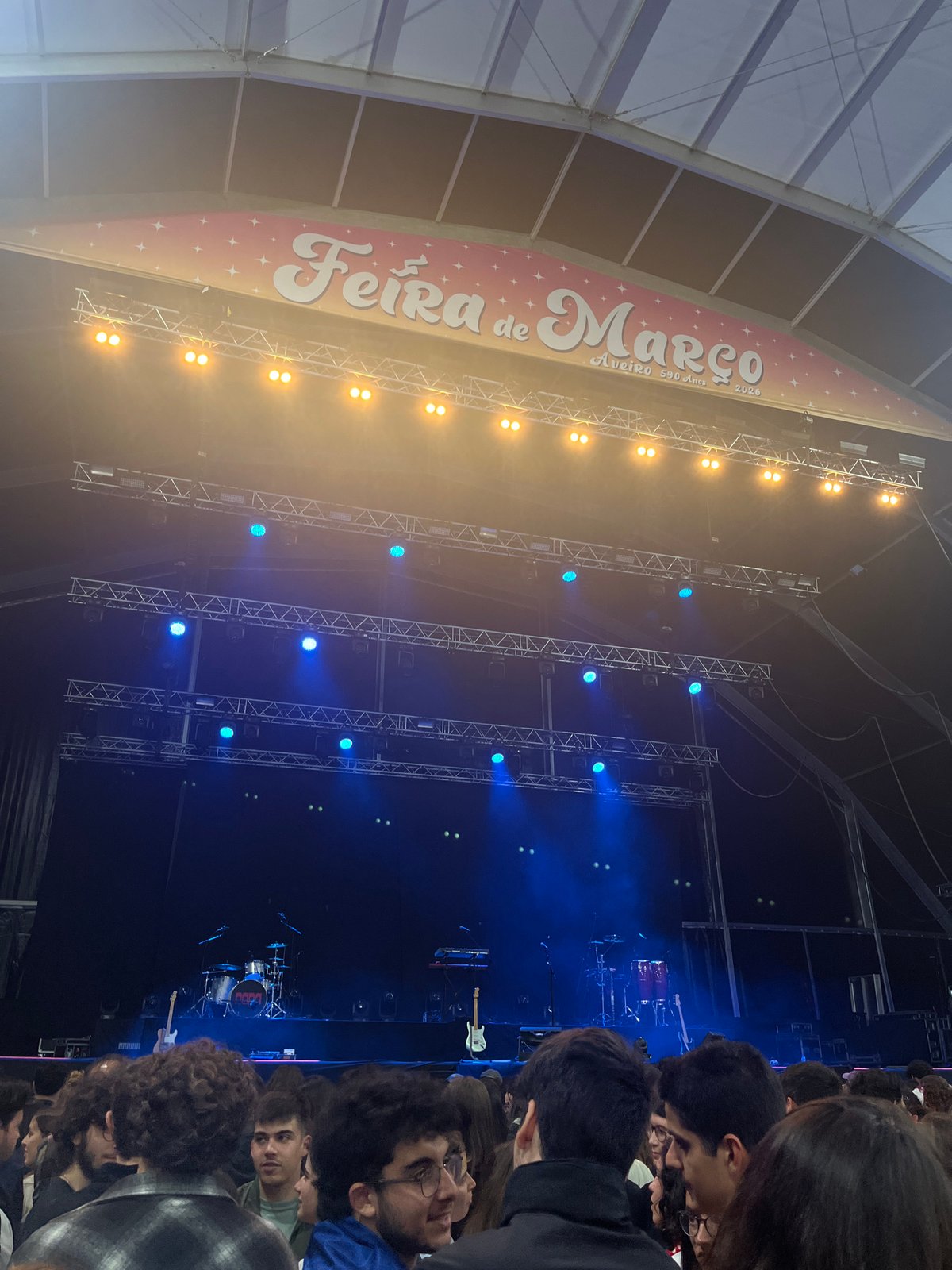 Evening crowd enjoys music and food at Aveiro March Fair