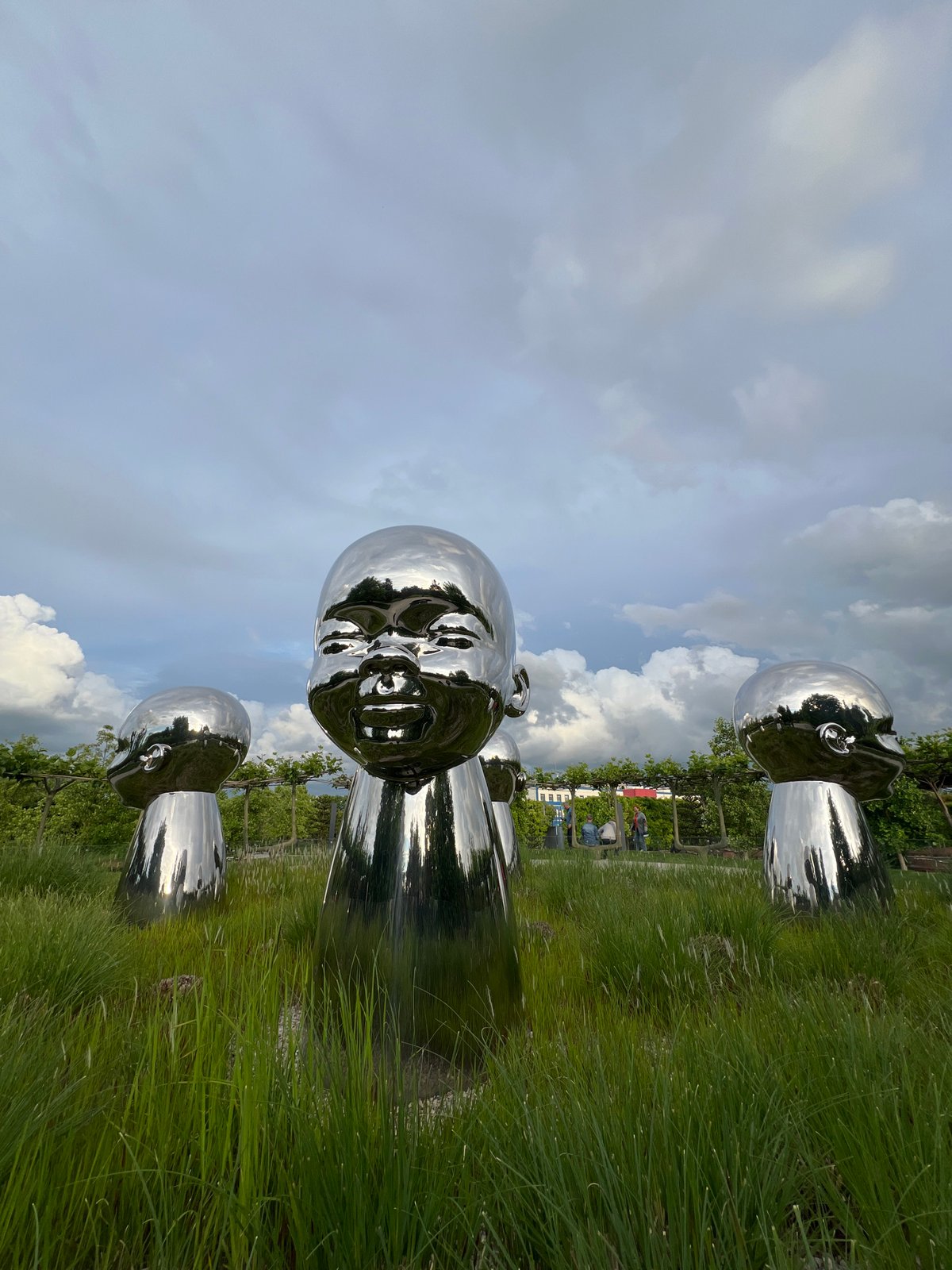 Reflective head sculptures documented in Krasnodar park installation