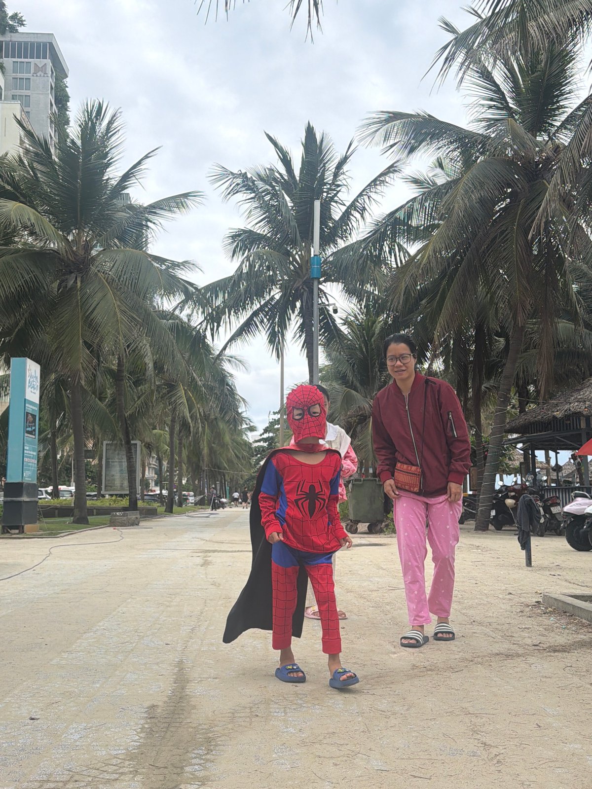 Woman and costumed child spotted on Đà Nẵng beach
