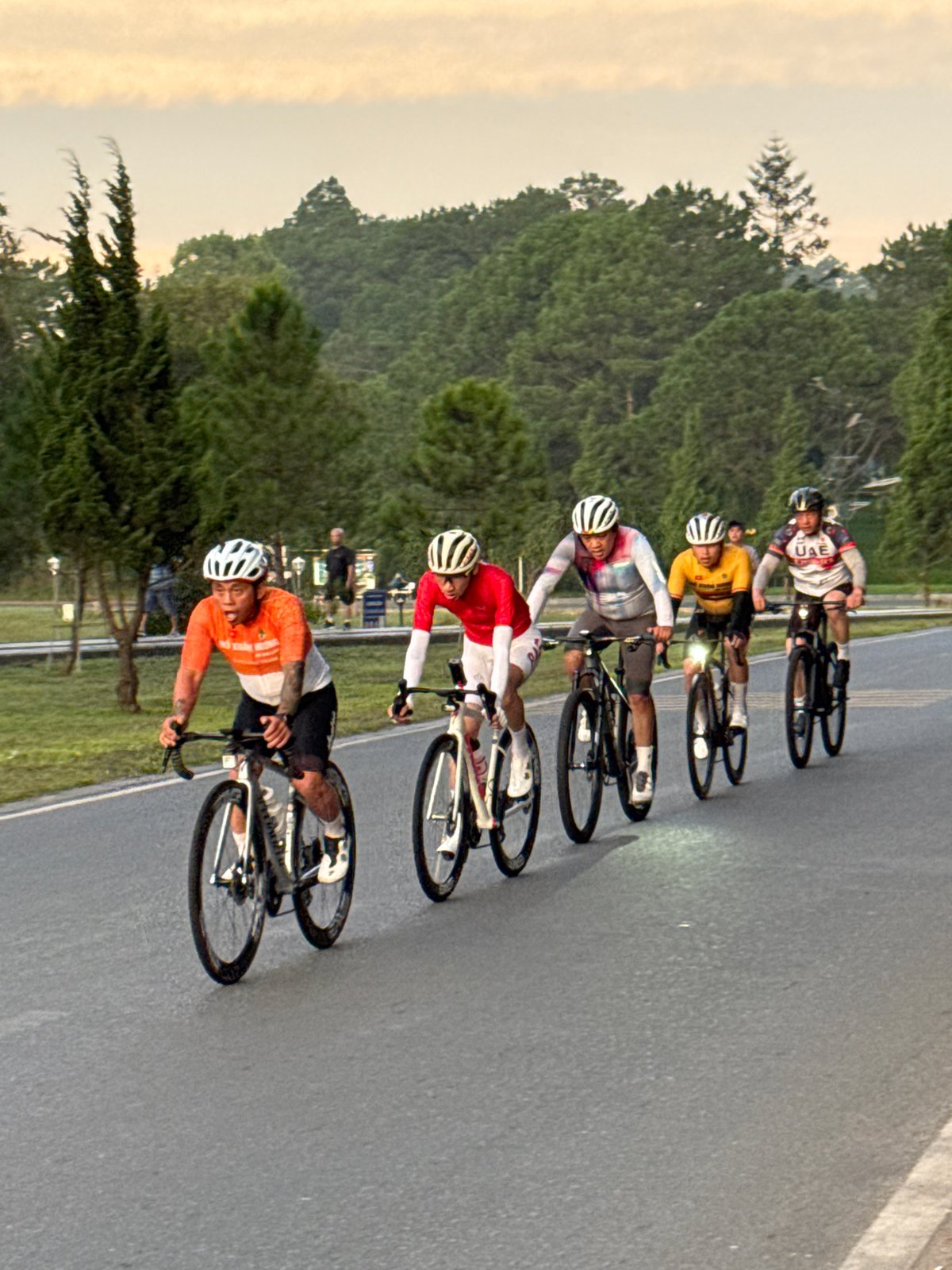 Evening sports and street life around Đà Lạt's Xuân Hương Lake