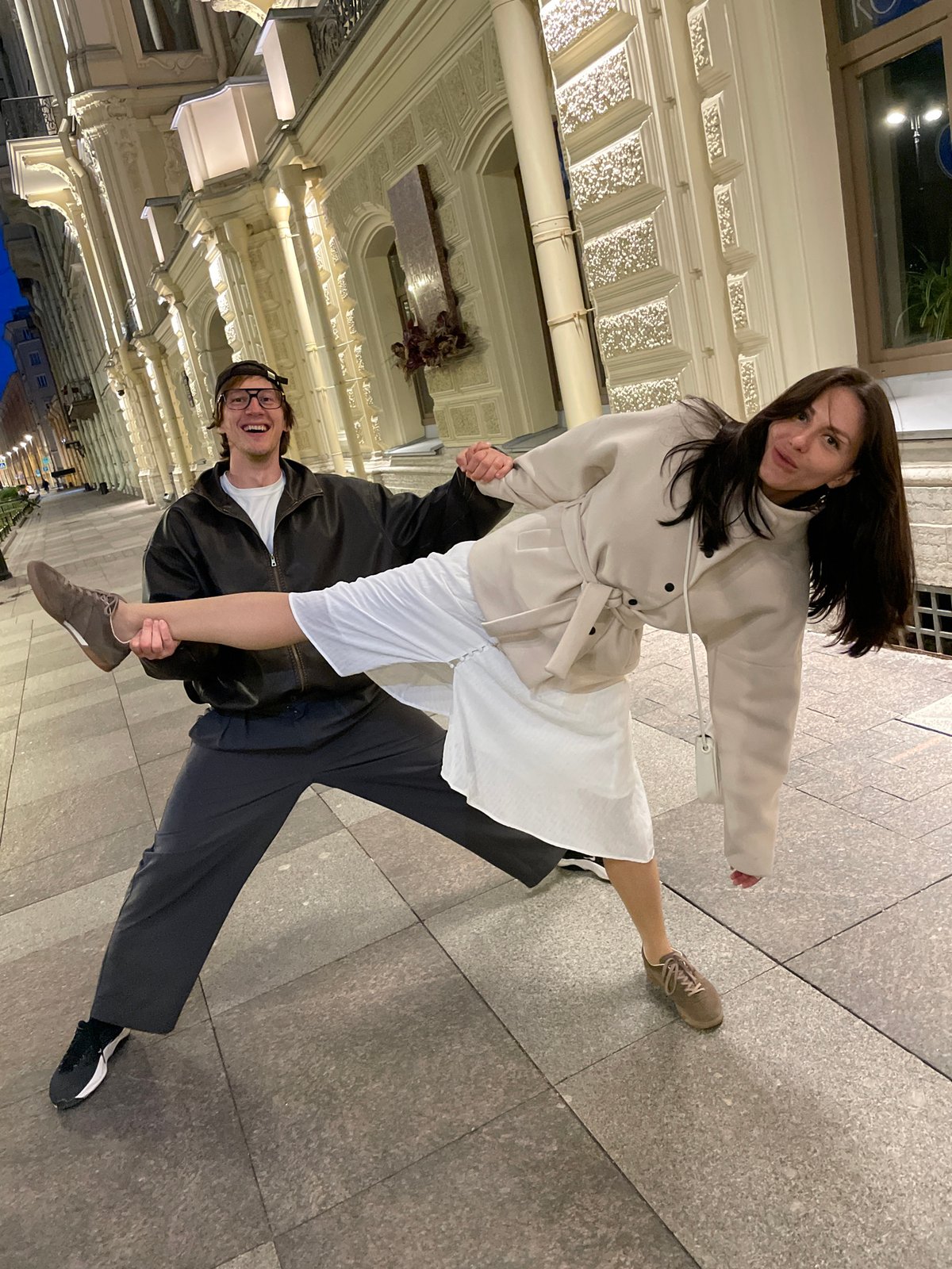 Couple's romantic photo session spans Saint Petersburg city center