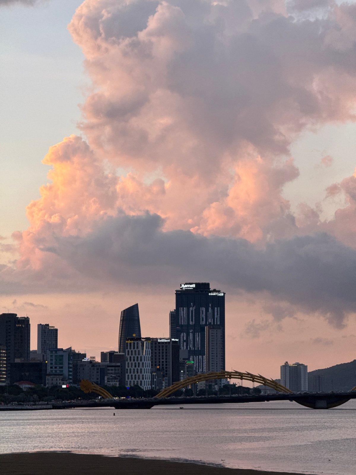Evening Street Life and Sunsets Documented Across Đà Nẵng