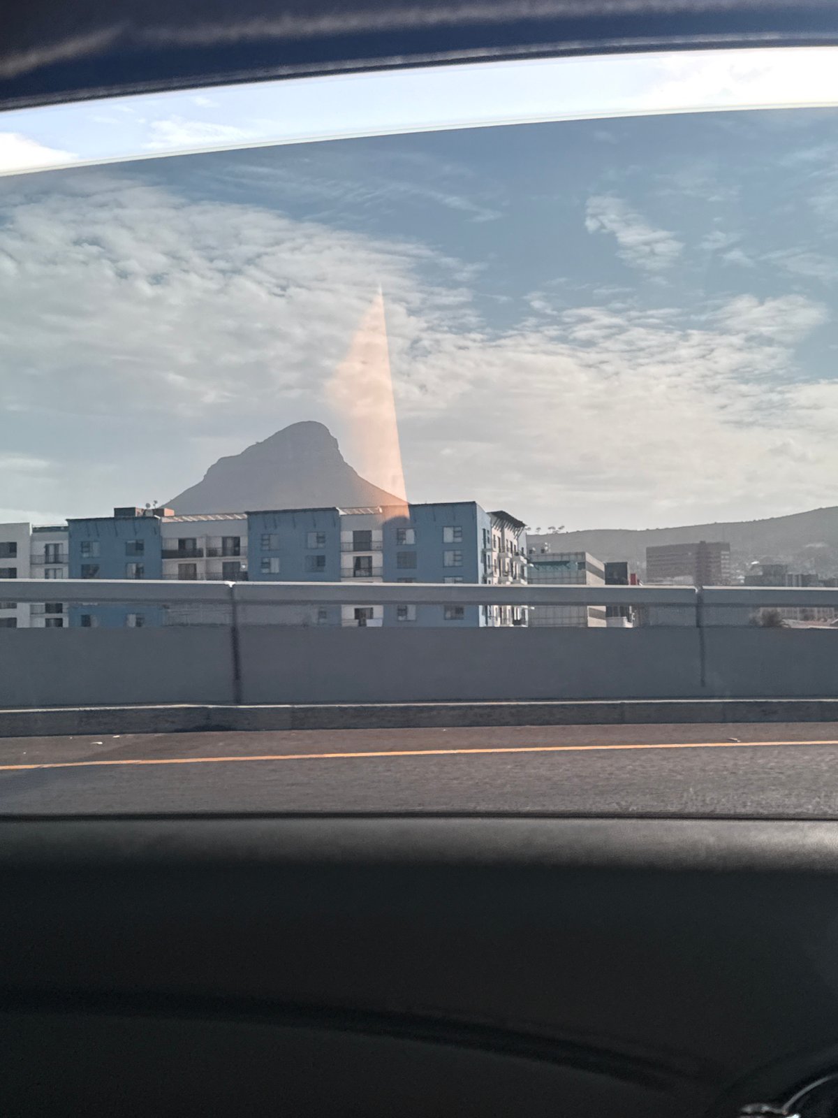 Traveler captures Cape Town mountain views from moving vehicle