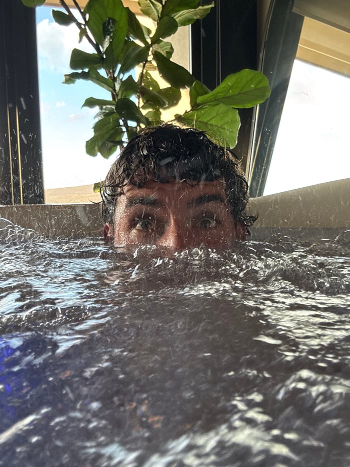 Private spa moment documented in León luxury bathroom setting