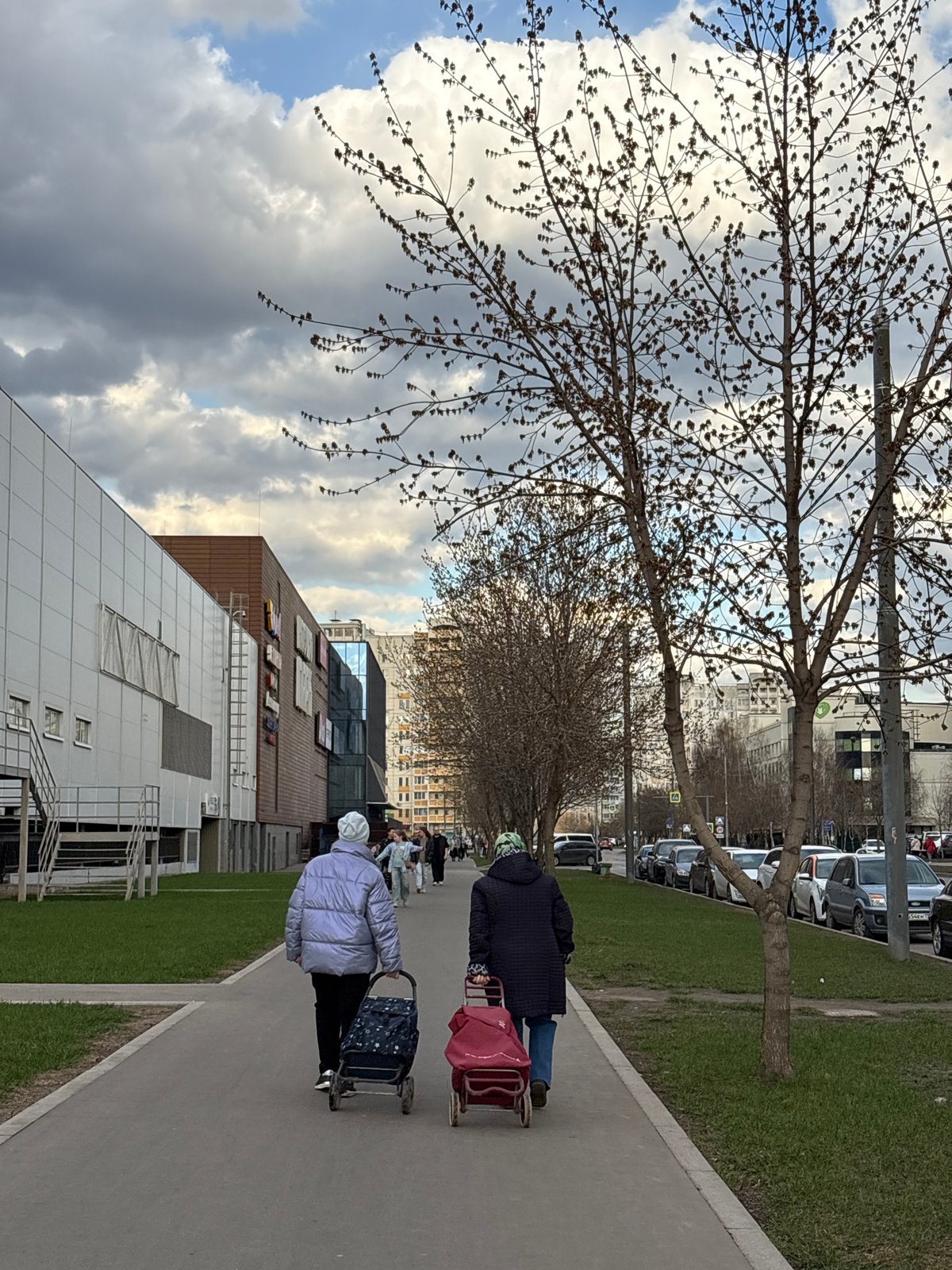 Ordinary street life captured across Moscow neighborhoods