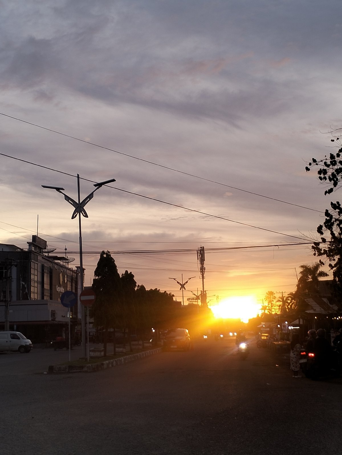 Sunset streets and busy fish markets captured in Lhokseumawe