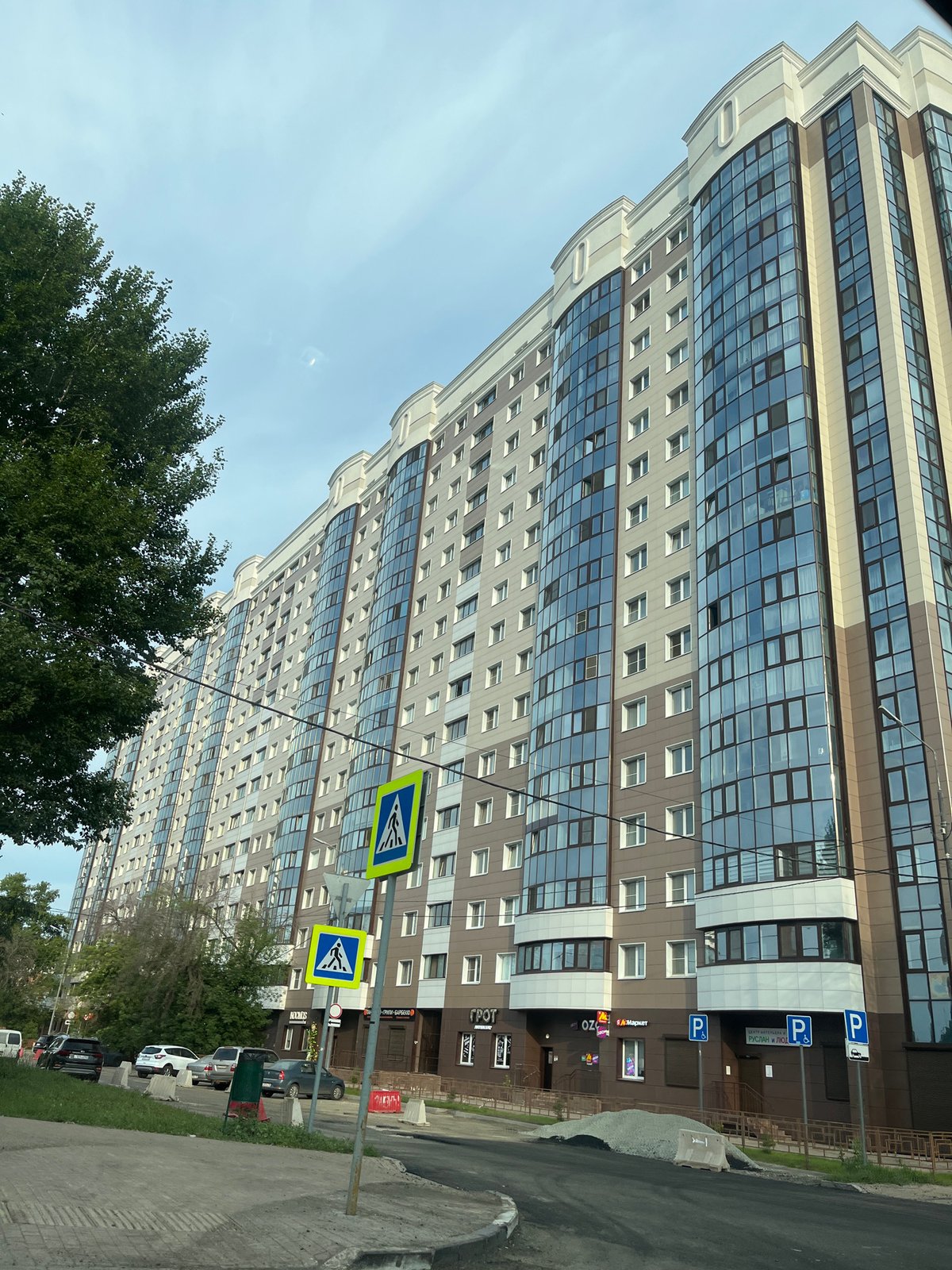 Residential streets of Novokuybyshevsk, old and new side by side