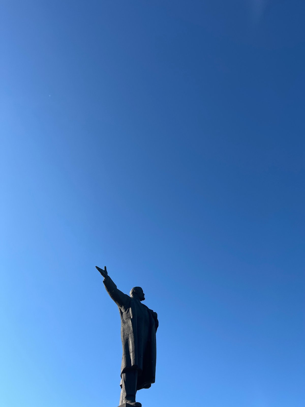 Statues, fish tanks, and park benches on a Nizhny Novgorod afternoon