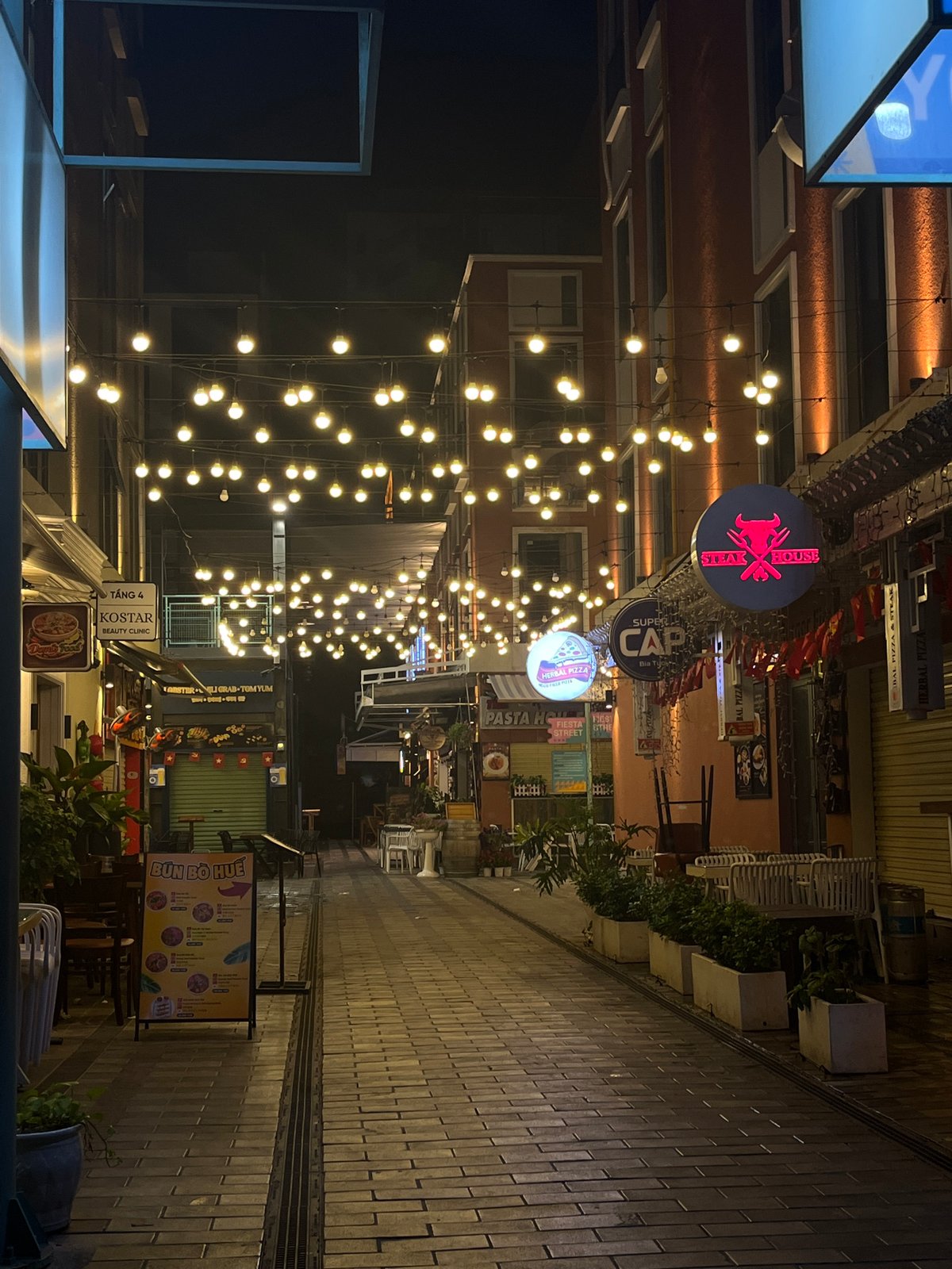 Nightlife scene unfolds across Đà Nẵng entertainment district