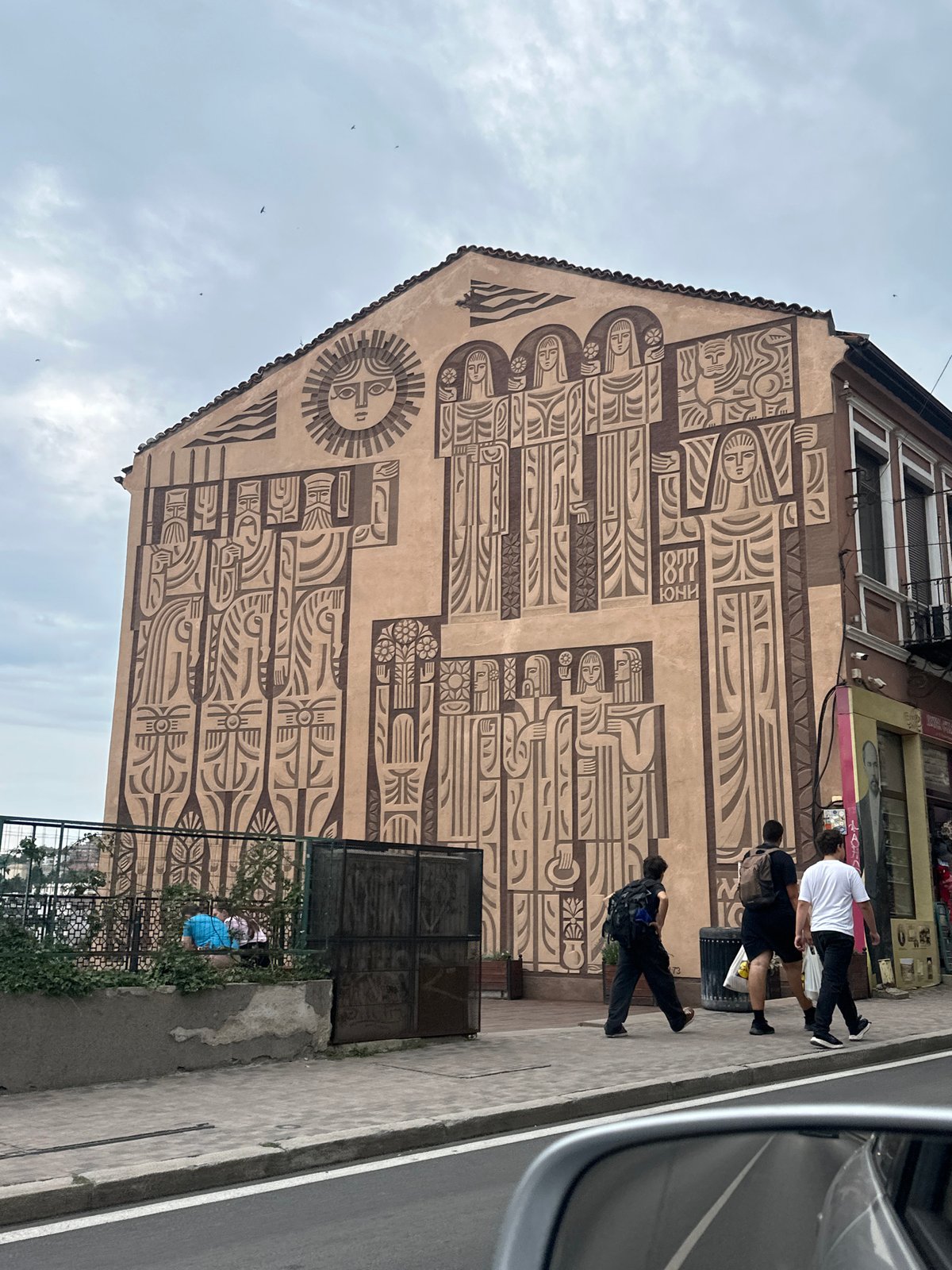 Veliko Tarnovo from afternoon to night, murals to monuments