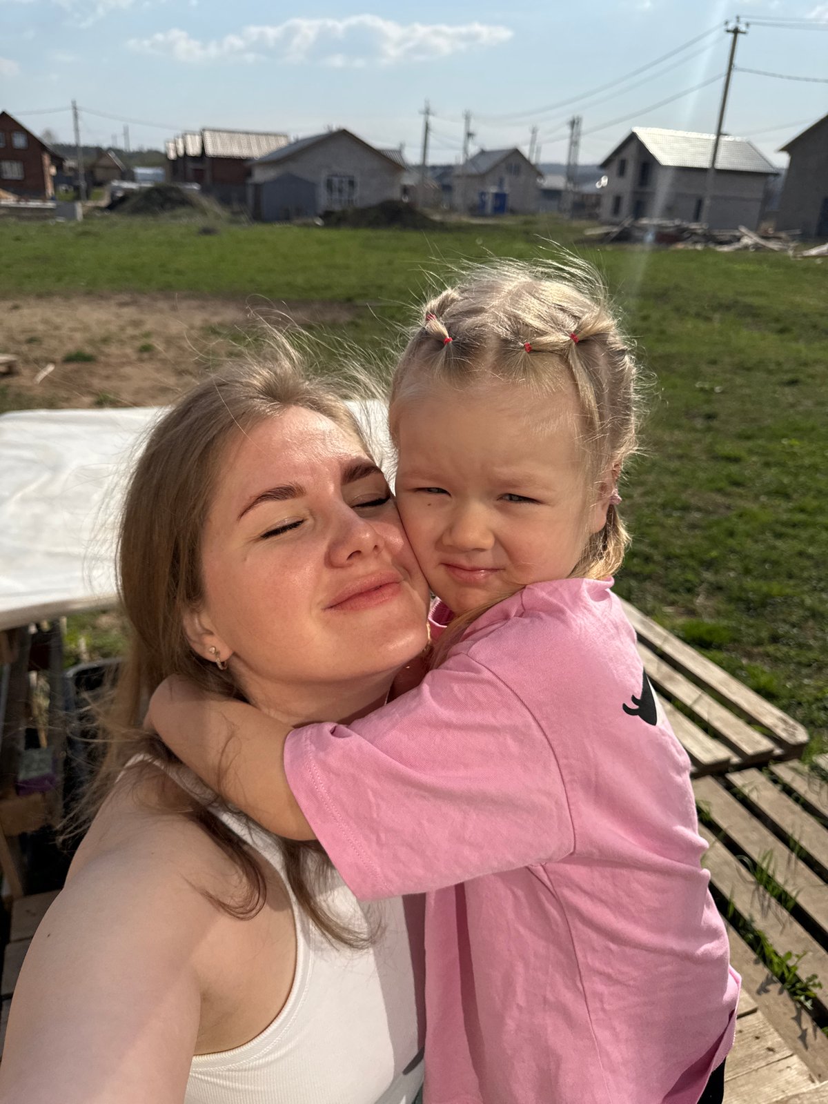 Mother and child photographed during outdoor selfie session in Ферма