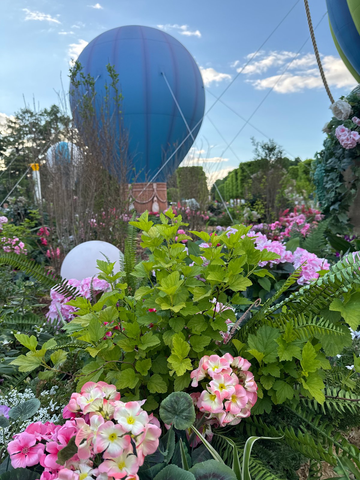 Spring celebration brings families, flowers, hot air balloon to Moscow park