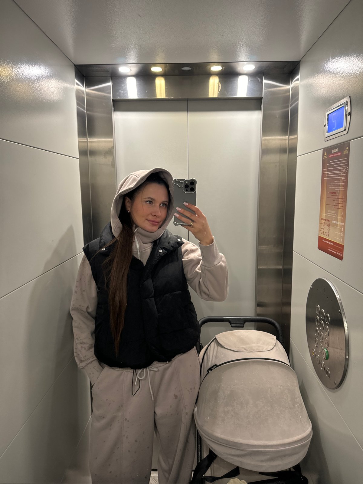 Casual moments captured in Odintsovo: elevator selfies, child playing