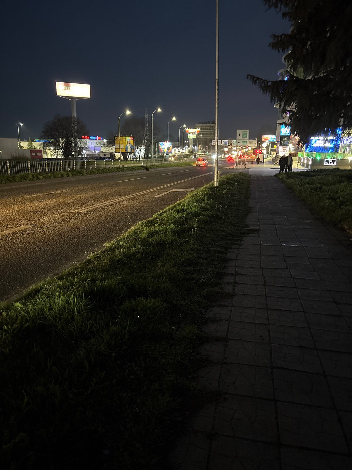 Evening pizza and street scenes captured in Varna