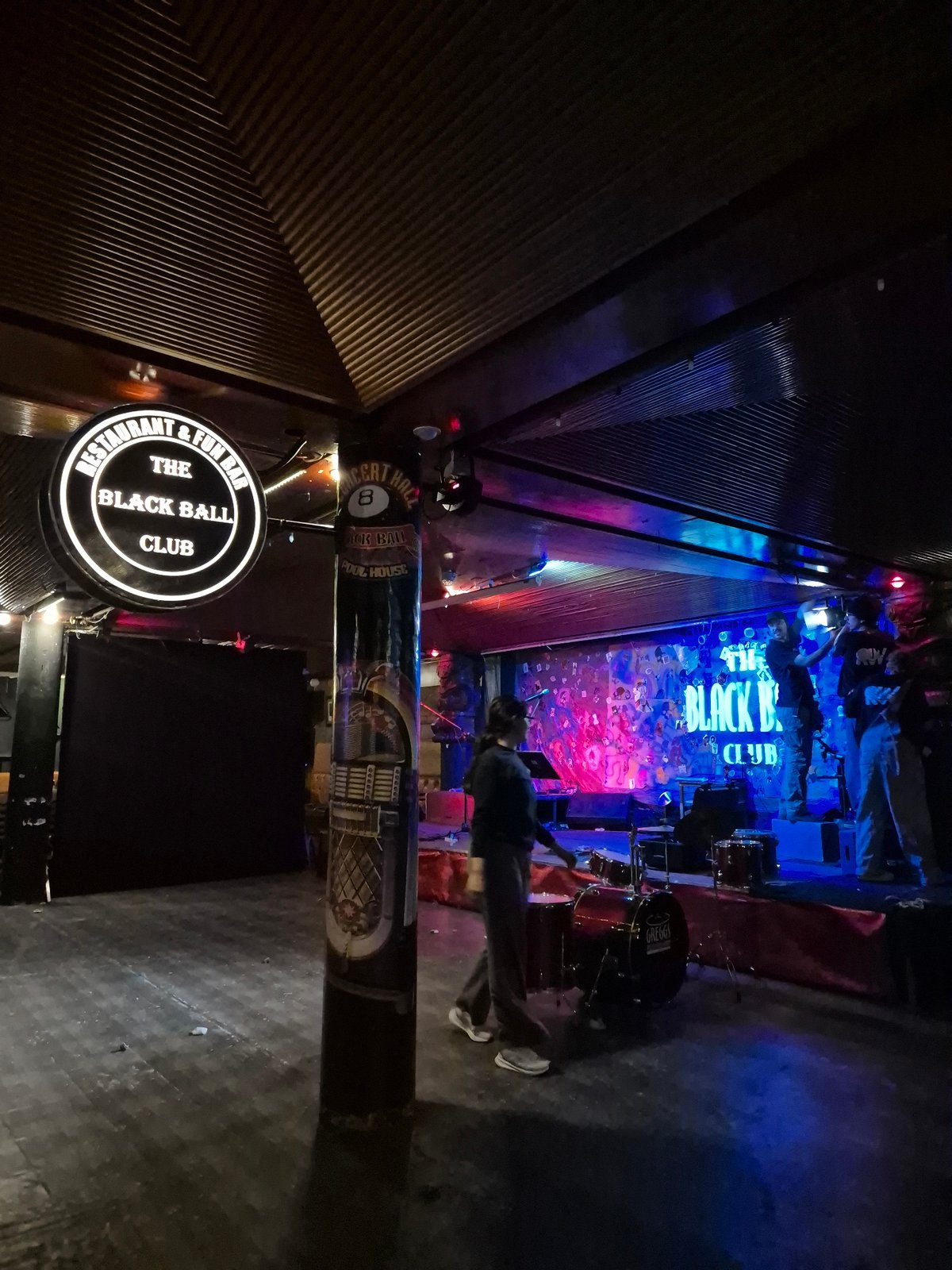Bar scene documented in Puebla, Mexico establishment