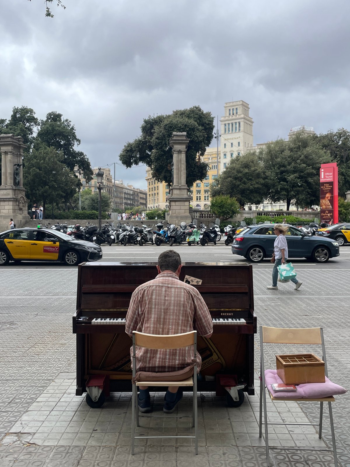 Street pianists and pigeon feeders enliven Barcelona squares