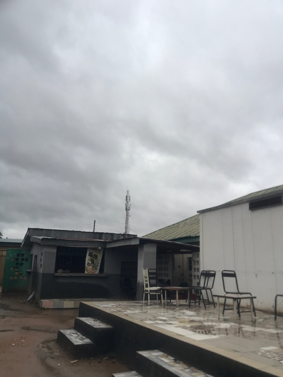 Overcast skies and urban buildings observed by witnesses