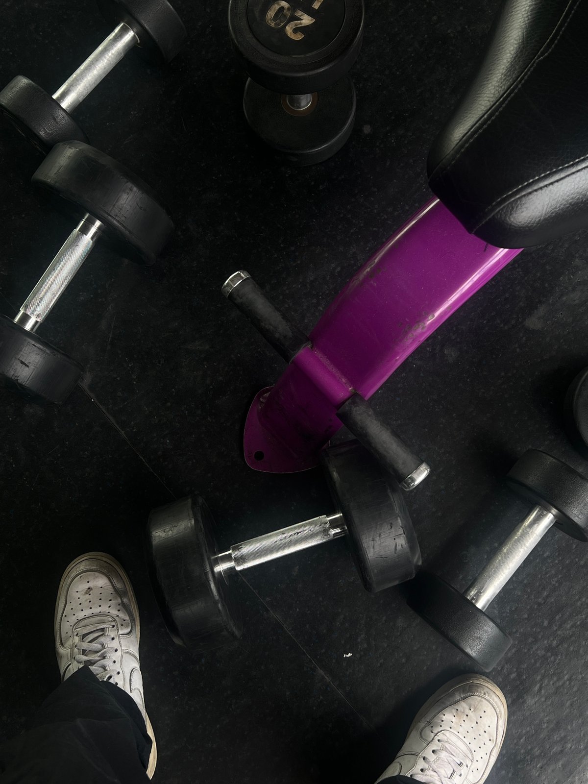Man takes gym selfie in Mexico City fitness center
