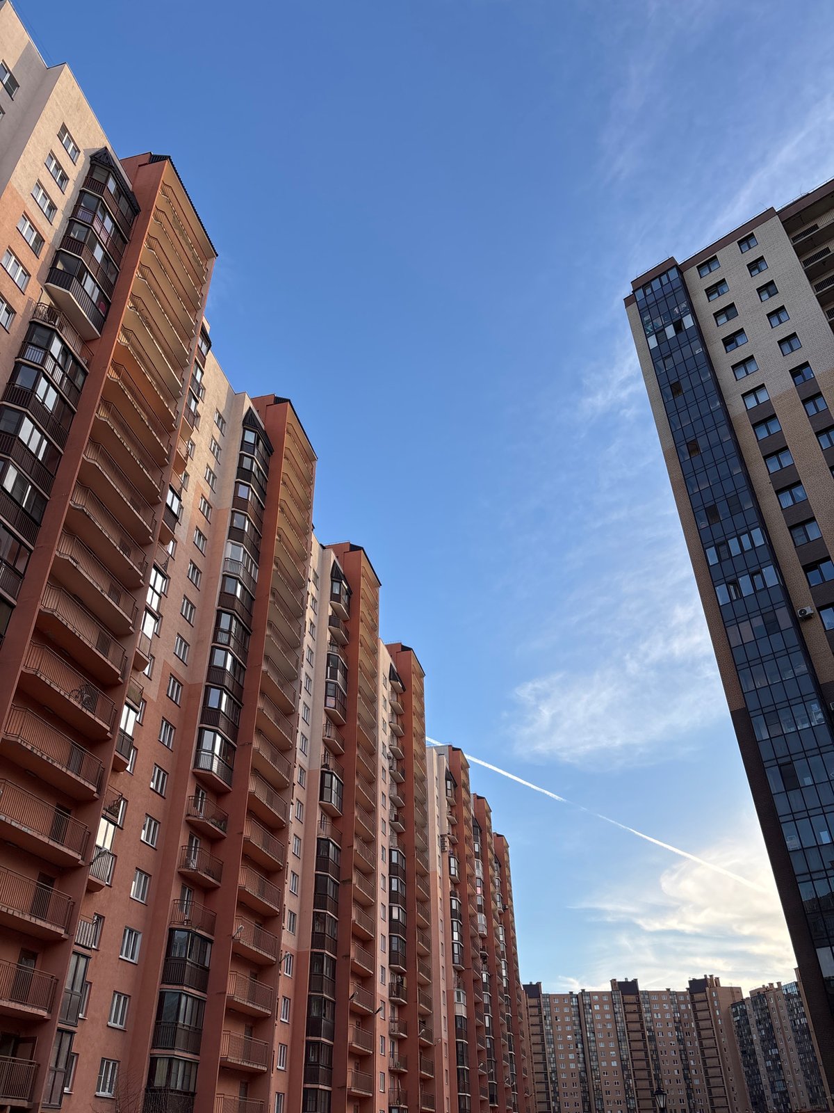 Witness documents spring afternoon scenes across Kudrovo, Russia