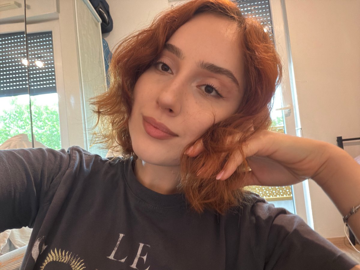 Woman takes multiple selfies in Strasbourg bedroom over 9 minutes
