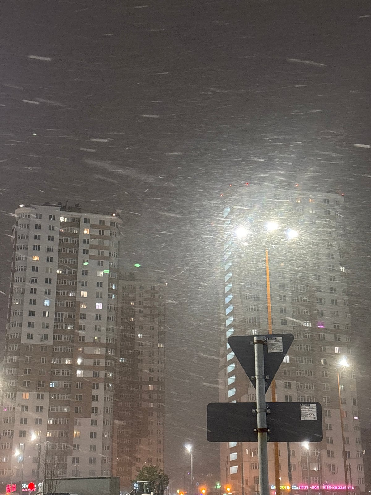 Snowy evening scenes documented across Perm commercial district