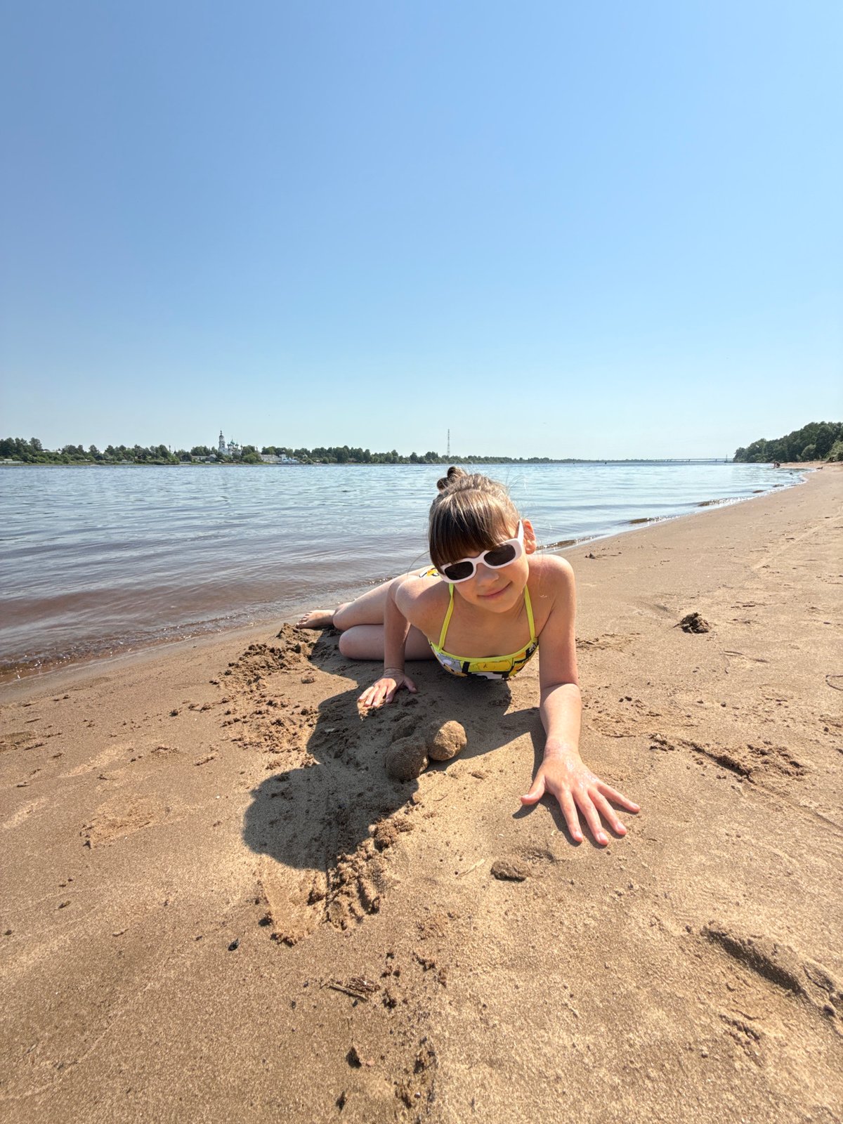 Morning beachgoers spotted at two Russian riverside locations