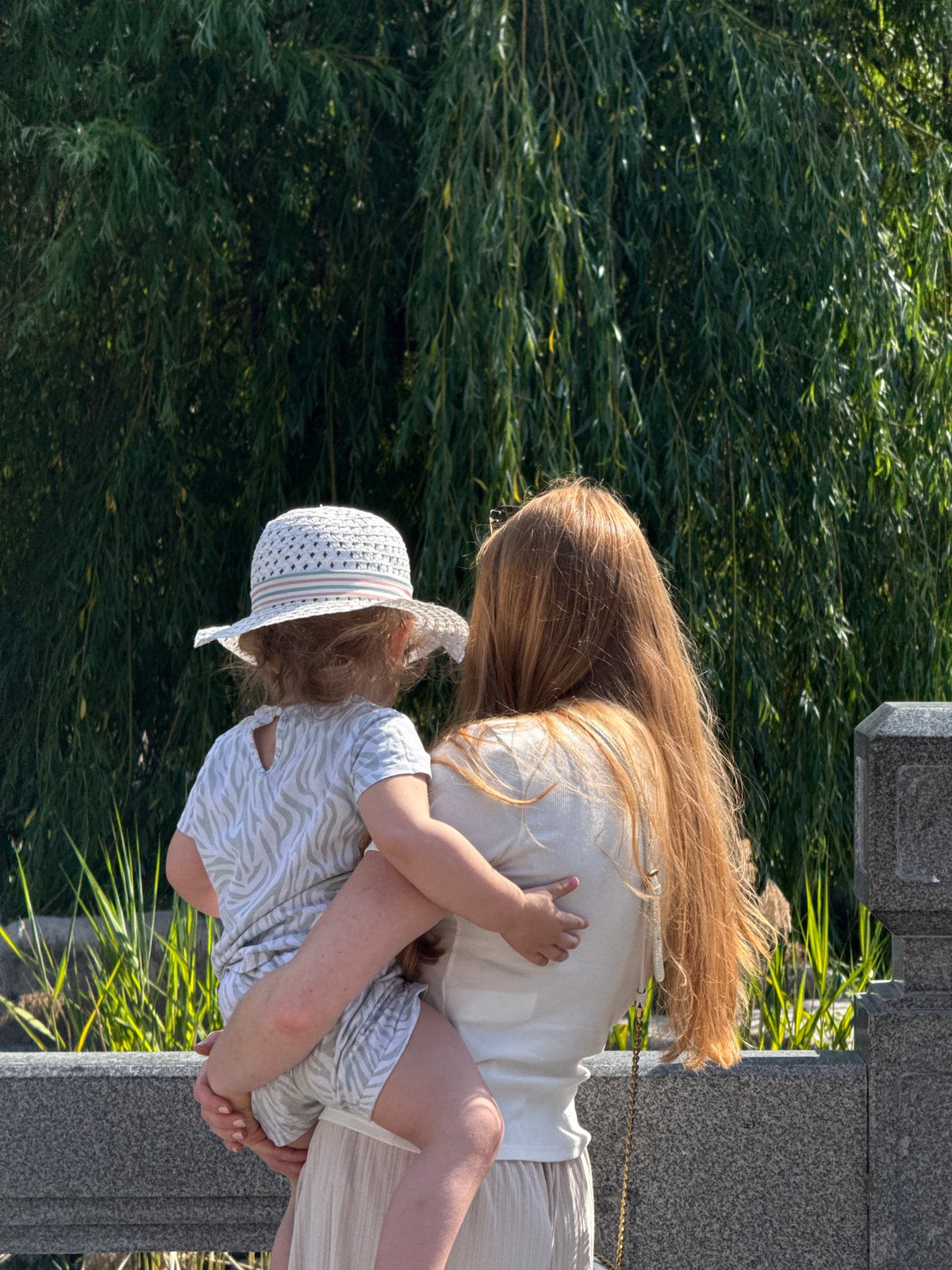 Visitor documents Chinese garden pavilion complex in Moscow