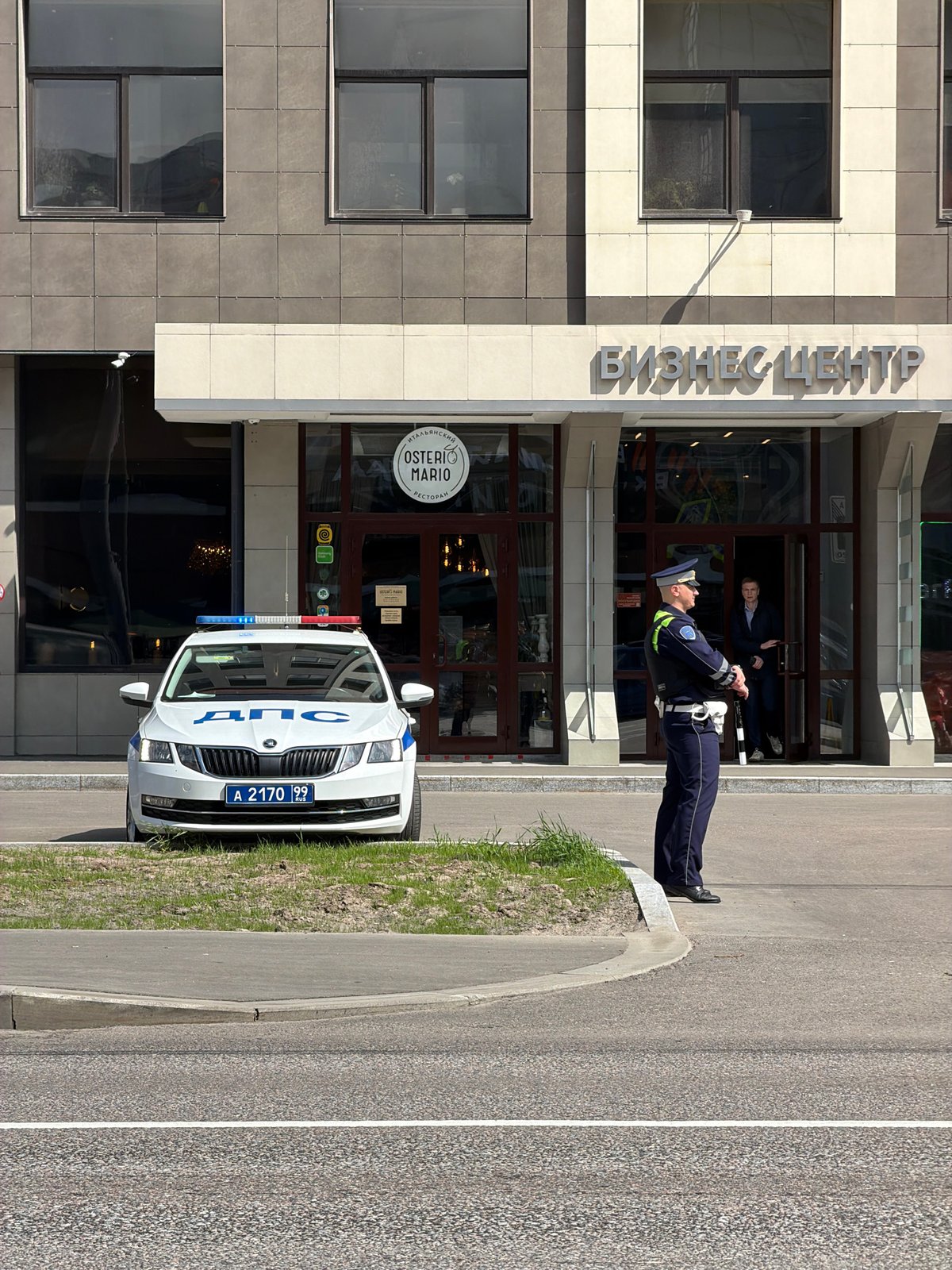 Urban scenes: police officer, metal sculpture, vintage car documented