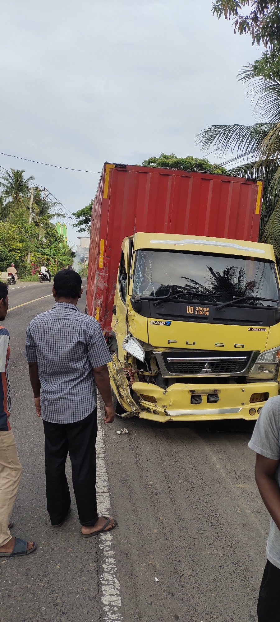 Truck accident damages Fuso Canter in Peurupok, Indonesia