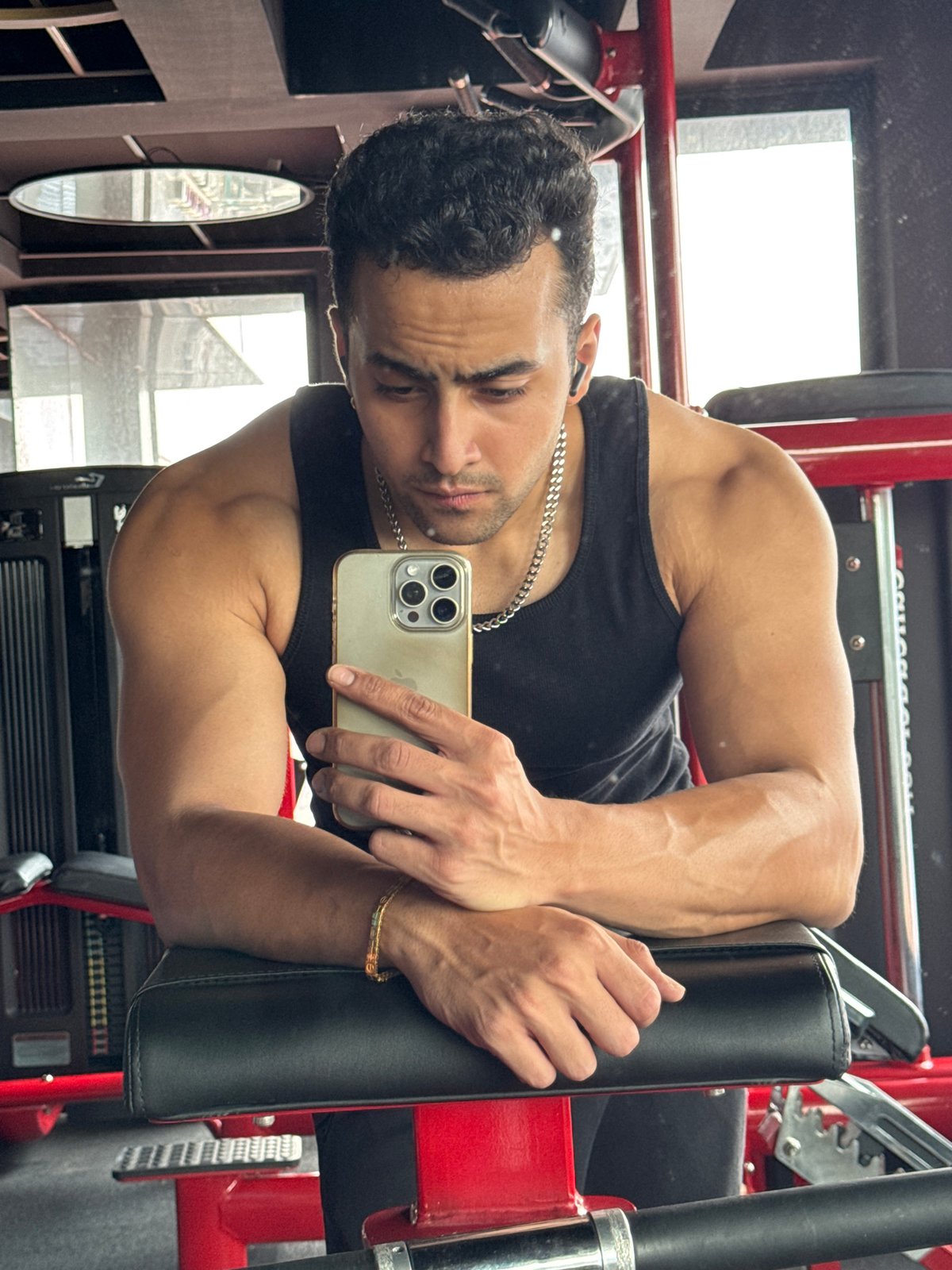 Early morning gym session documented in Kolkata fitness facility