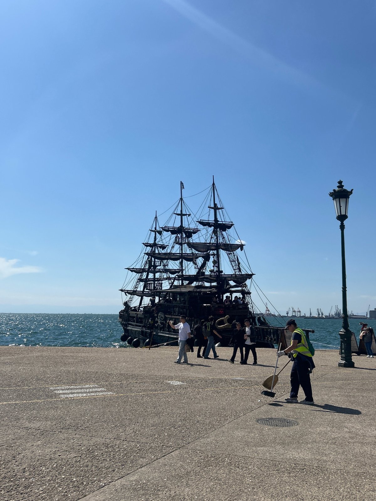 Replica pirate ship draws crowds to Thessaloniki waterfront
