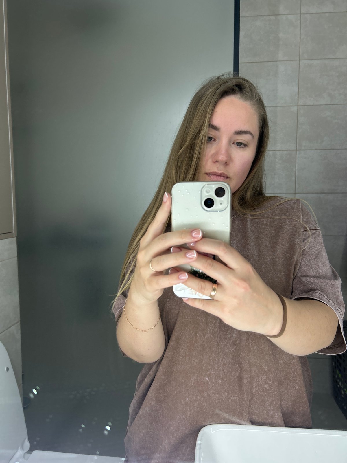 Woman takes bathroom selfie in Chaikovsky, Russia