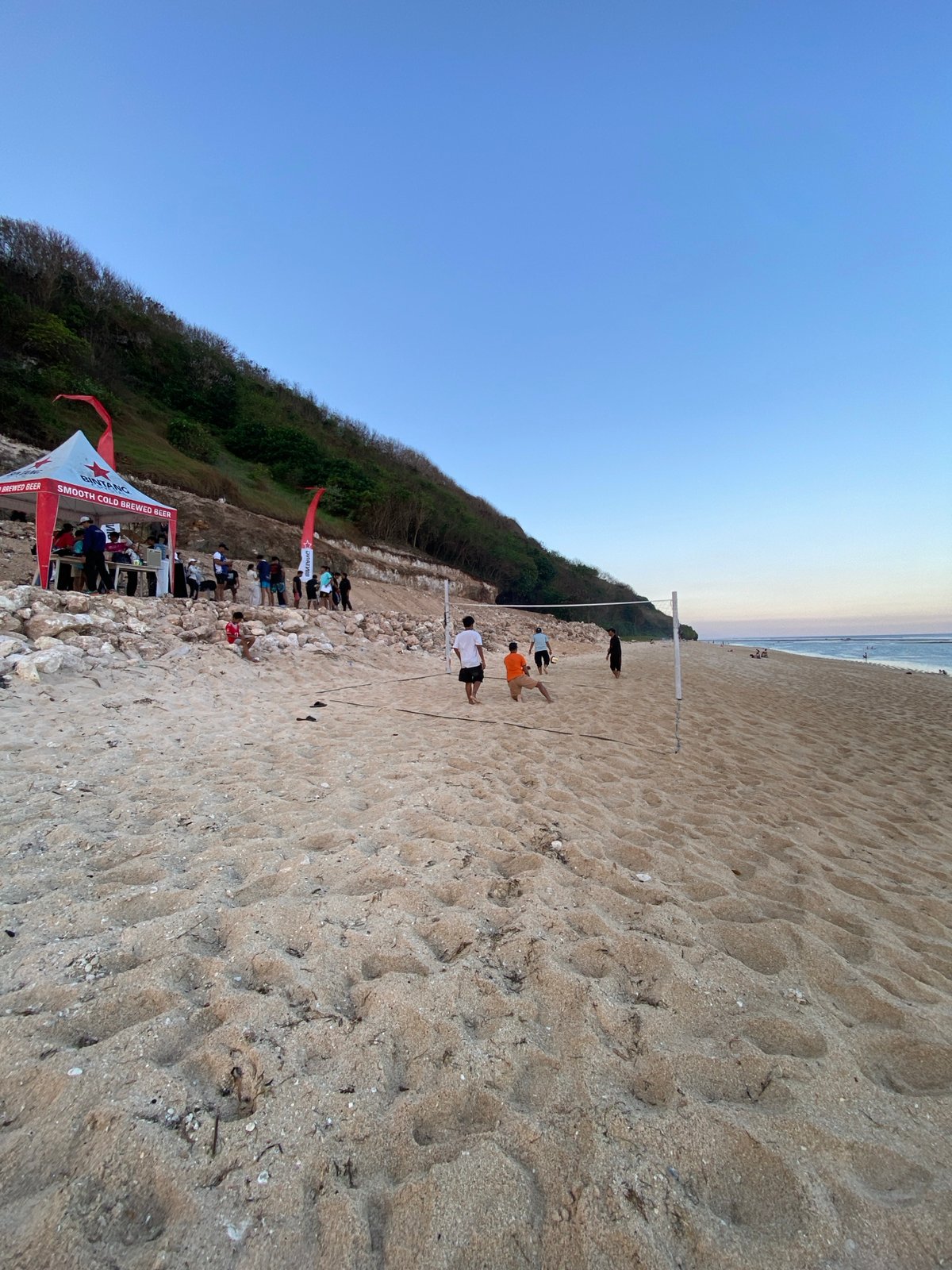 Beach afternoon in Kuta Selatan with volleyball, shells, and selfies