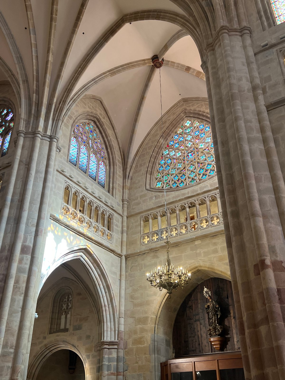 Bilbao afternoon: cathedral interiors, riverside views, street music